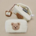 Petite trousse de toilette en tissu pour enfant avec motif ourson, petite pochette pratique.