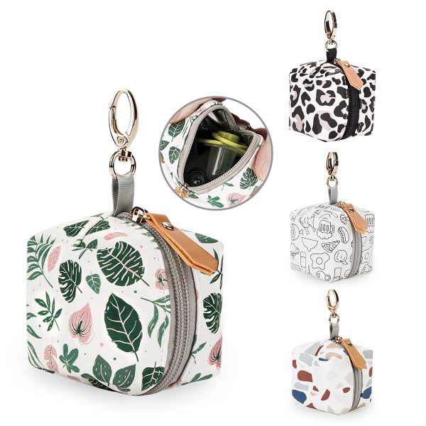 petite trousse de toilette en forme de cube avec mousqueton